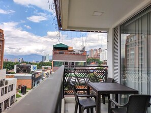 Outdoor dining - Beautiful studio 401 near Poblado Park (Medellín)
