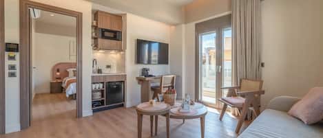 Junior-Suite, 1Â King-Bett und Schlafsofa, Balkon | Wohnbereich | 55-Zoll-Smart-TV mit Satellitenempfang, Netflix, Streaming-Dienste