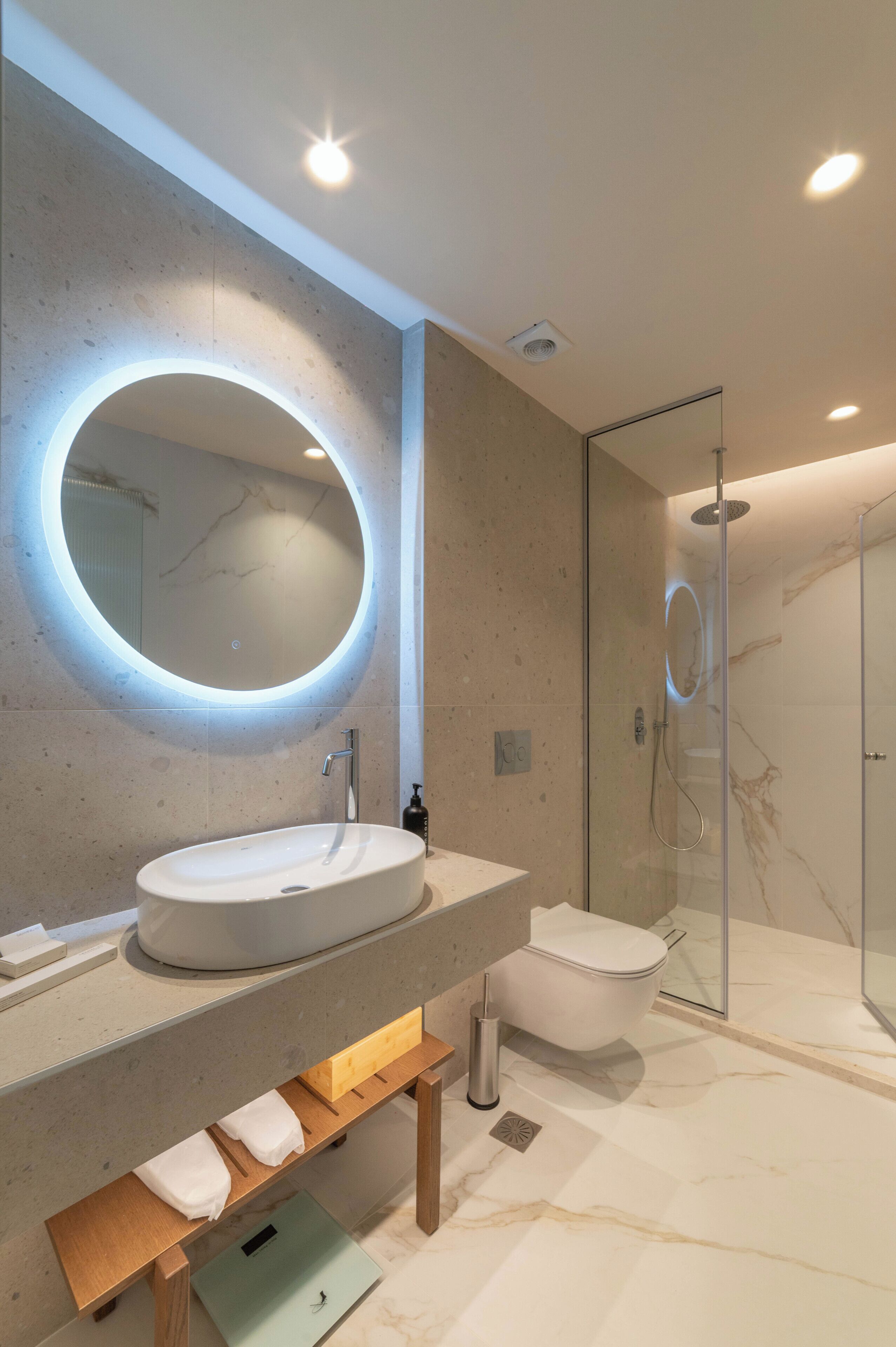Apartamento superior, cocina | Baño | Ducha, secador de pelo, toallas y jabón