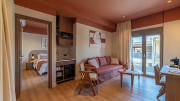 Doppia Superior, 1 letto king con divano letto, balcone | Area soggiorno | Smart TV 55 pollici con canali satellitari, Netflix