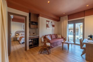 Quarto casal superior, 1 cama King e sofá-cama, sacada | Área de estar | Smart TV 55 polegadas com canais via satélite, Netflix