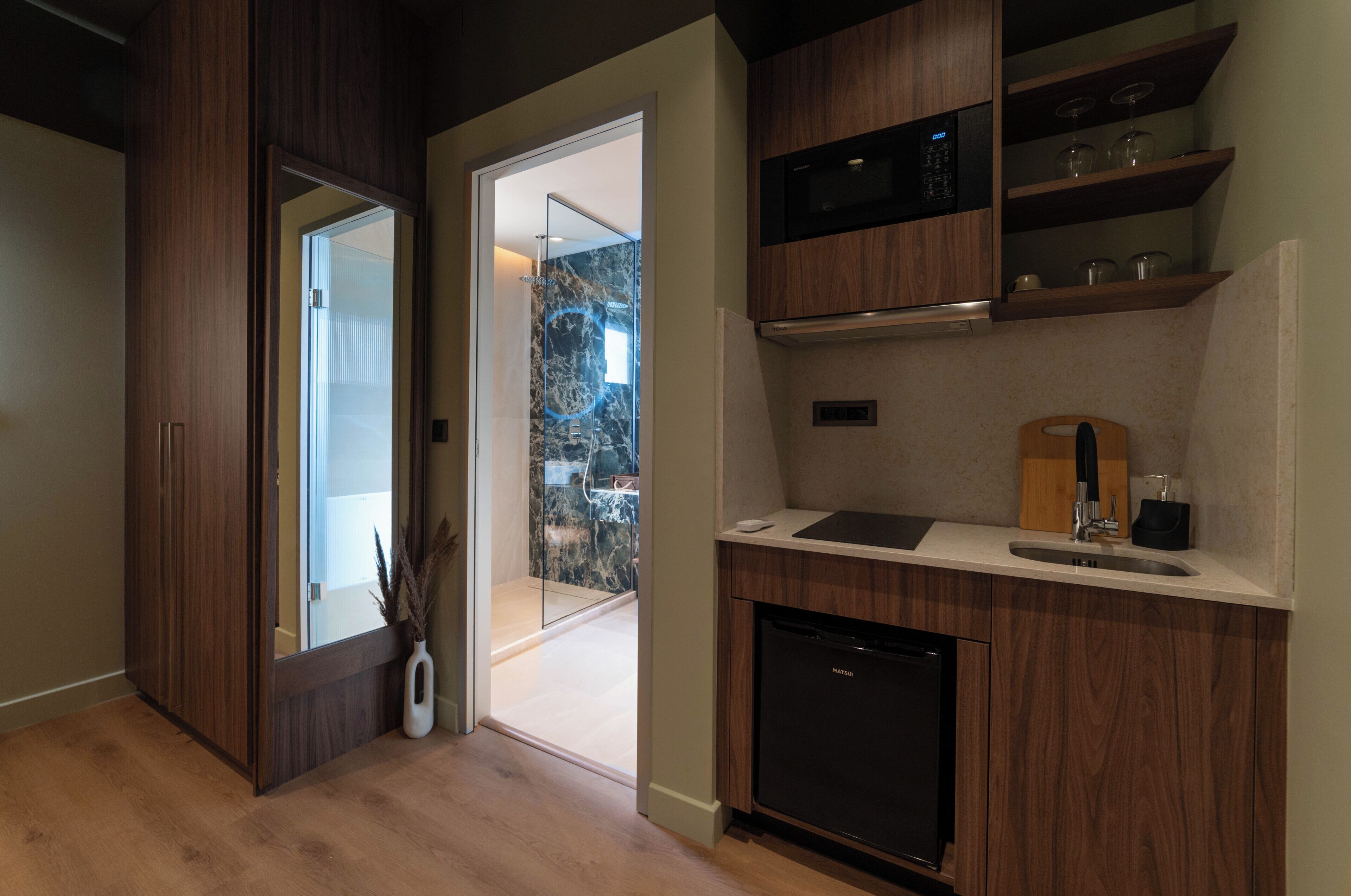 Deluxe Double Room, 1 King Bed | Private kitchen | Mini-fridge, microwave, espresso maker, coffee/tea maker