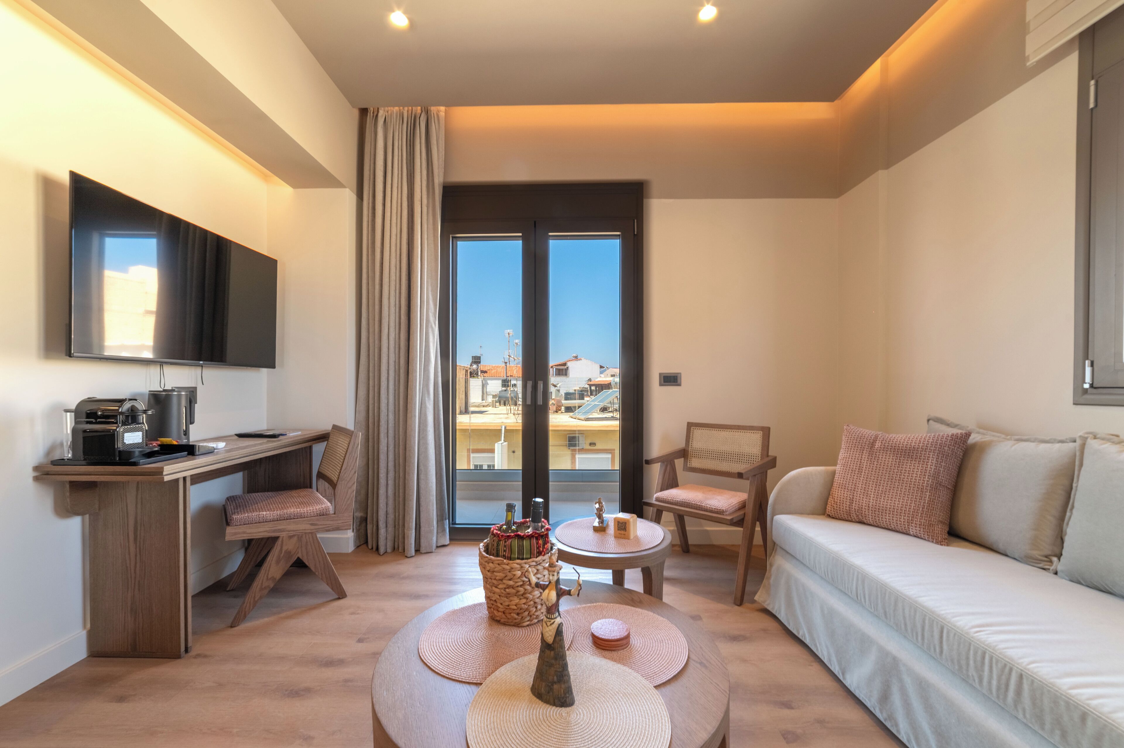 Suite Junior, 1 très grand lit et 1 canapé-lit, balcon | Coin séjour