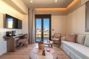 Suite Junior, 1 très grand lit et 1 canapé-lit, balcon | Coin séjour