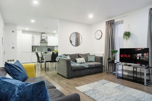 Smart TV - Comfortable 3-Bed close to Excel Ideal for Groups (London)