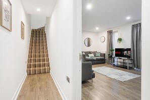 Smart TV - Comfortable 3-Bed close to Excel Ideal for Groups (London)