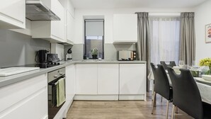 Coffee/tea maker, microwave, oven, dishwasher - Comfortable 3-Bed close to Excel Ideal for Groups (London)