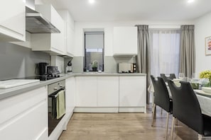 Coffee/tea maker, microwave, oven, dishwasher - Comfortable 3-Bed close to Excel Ideal for Groups (London)