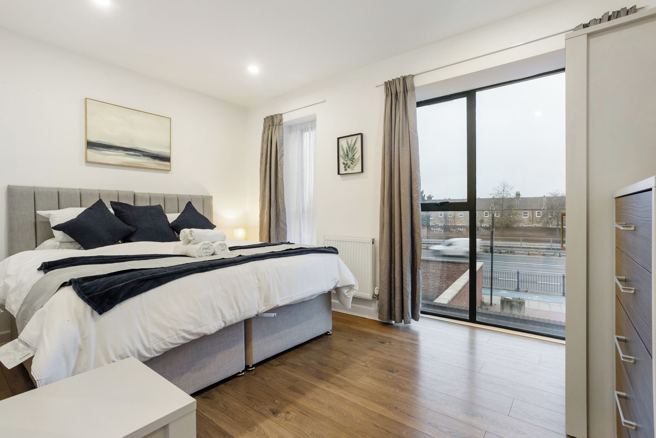 Tabla de planchar con plancha, wifi y ropa de cama 