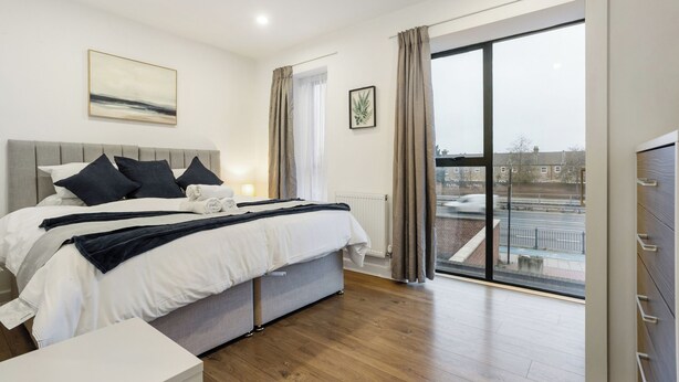 3 bedrooms, iron/ironing board, free WiFi, bed sheets - Comfortable 3-Bed close to Excel Ideal for Groups (London)
