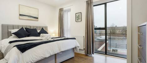 Tabla de planchar con plancha, wifi y ropa de cama