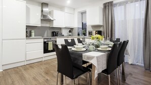 Dining - Comfortable 3-Bed close to Excel Ideal for Groups (London)