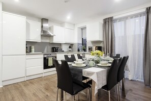 Dining - Comfortable 3-Bed close to Excel Ideal for Groups (London)
