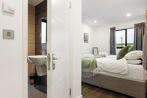 3 bedrooms, iron/ironing board, free WiFi, bed sheets - Comfortable 3-Bed close to Excel Ideal for Groups (London)
