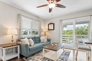 Living area - Blue Tide House on the Canal & 1/2 mile to the Beach with Private Pool & Hot Tub (St. Augustine)