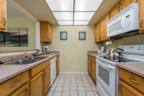 Microondas, horno, placa de cocina y lavavajillas