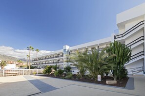 Exterior - Beachfront 1BR with Balcony, Pool & Parking Ancla (Callao Salvaje)