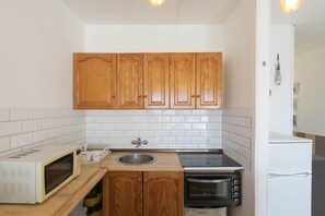 冷蔵庫、コンロ、コーヒー / ティーメーカー、調理器具と食器