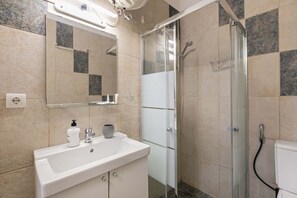Bathroom - Beachfront 1BR with Balcony, Pool & Parking Ancla (Callao Salvaje)