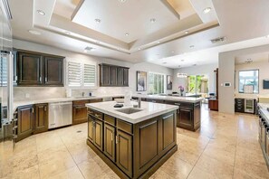 Fridge, microwave, oven, stovetop - Luxury Palm Paradise (Bermuda Dunes)