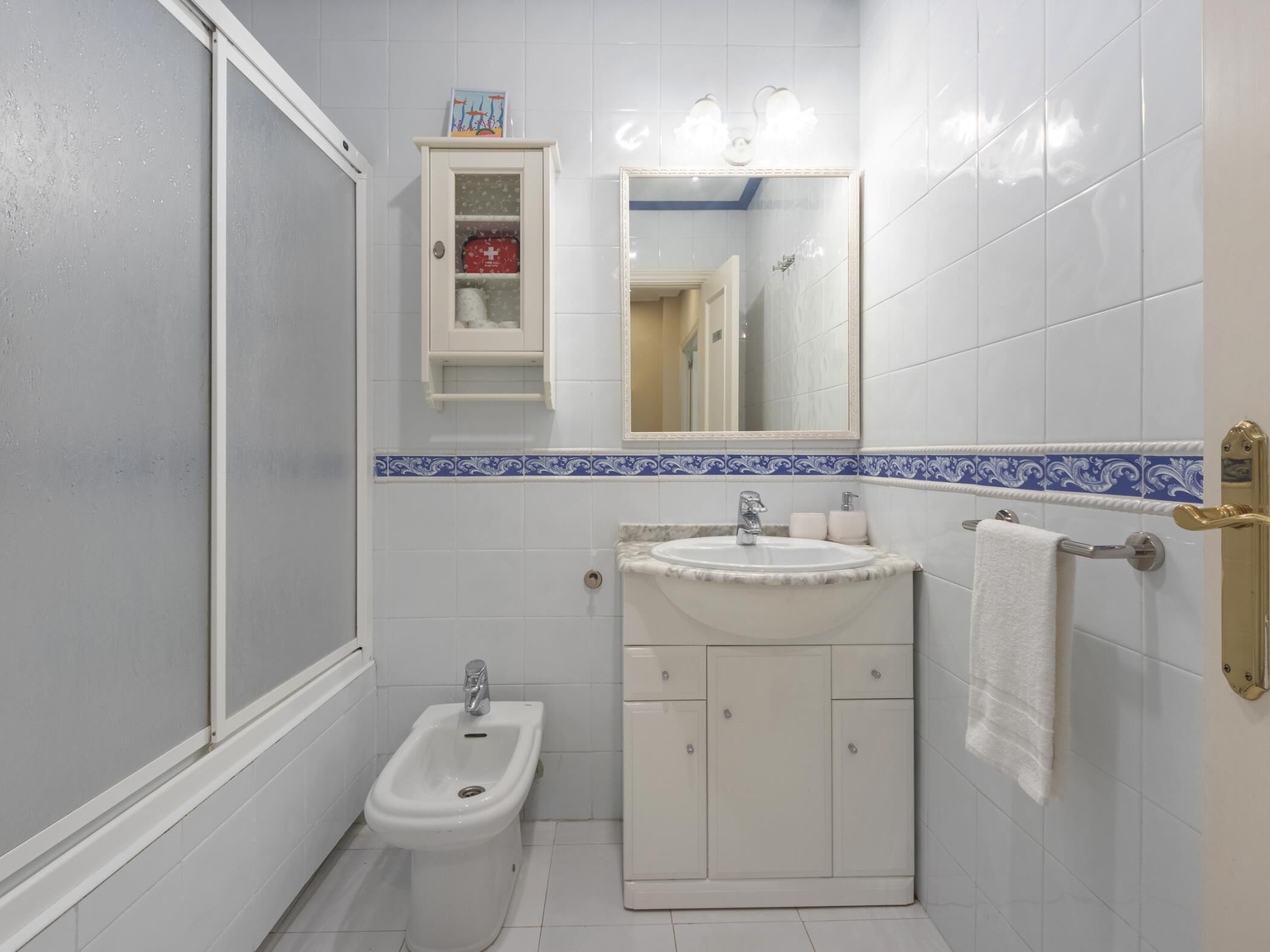 Ducha, secador de pelo, toallas y jabón
