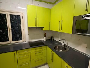 Een koelkast, een magnetron, een oven, een kookplaat