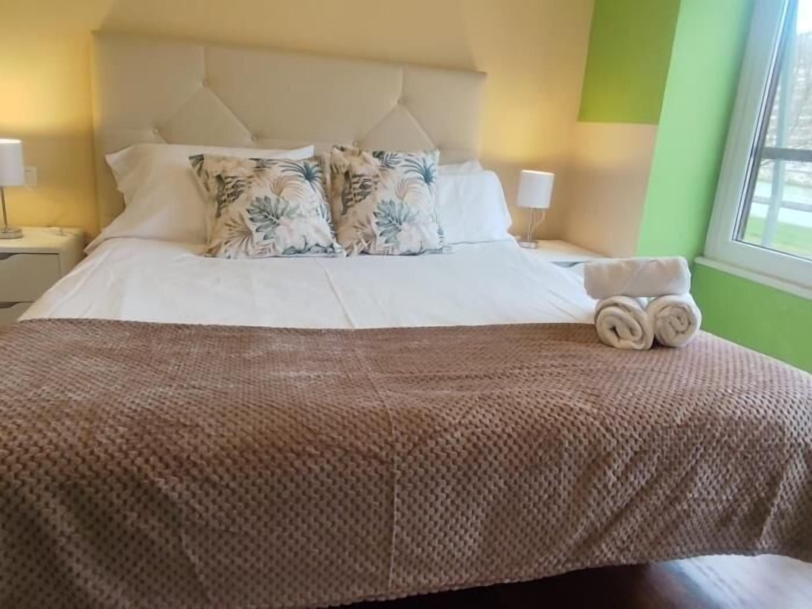 2 chambres, fer et planche à repasser, lit de bébé portatif