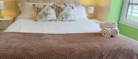 2 chambres, fer et planche à repasser, lit de bébé portatif