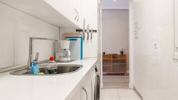 Een koelkast, een magnetron, een oven, een kookplaat