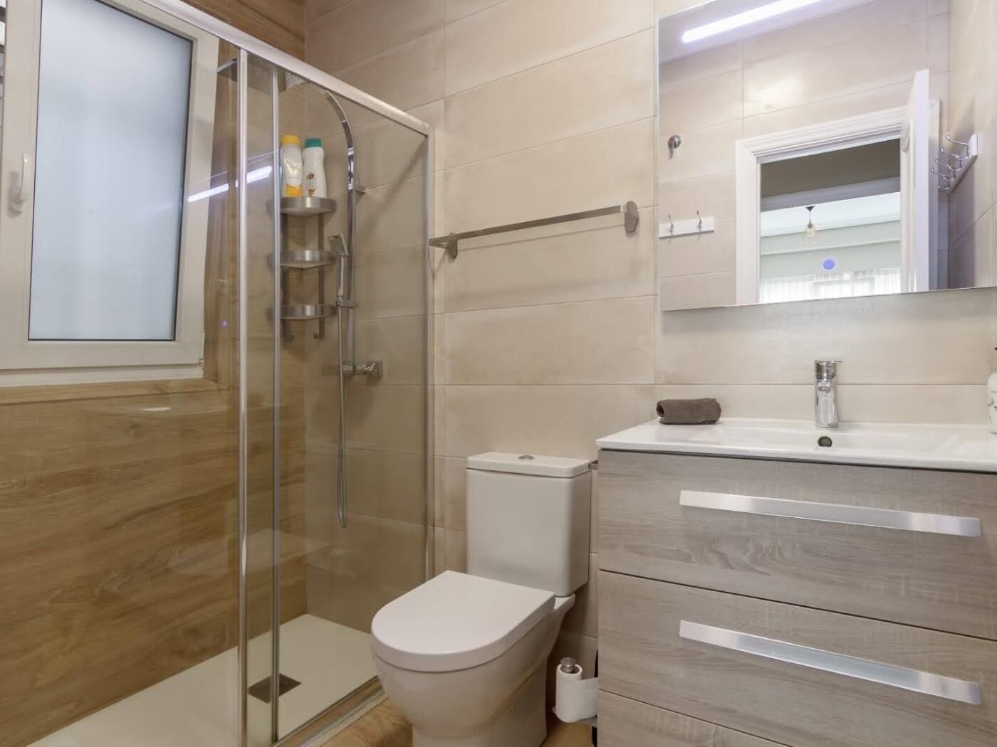 Een douche, een haardroger, handdoeken, zeep