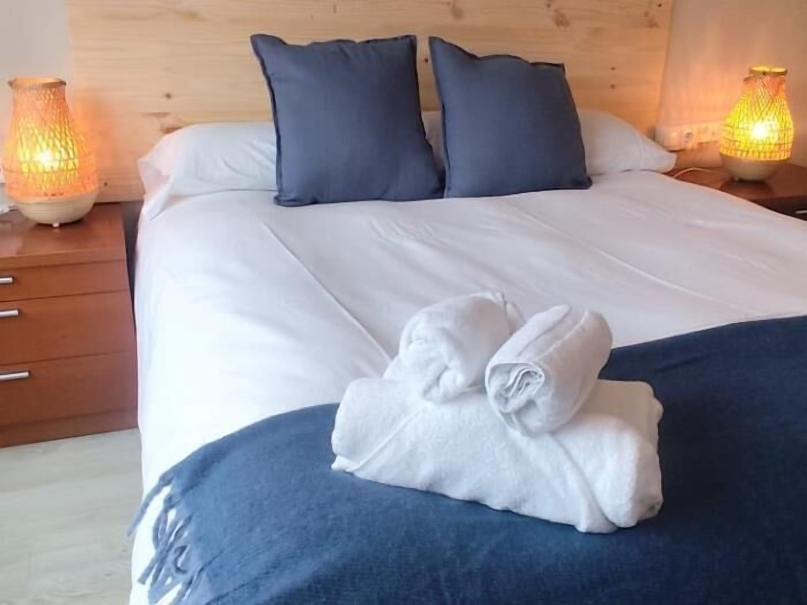 2 chambres, fer et planche à repasser, lit de bébé portatif