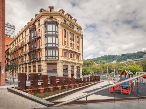 Charming, next to the Town Hall and the River