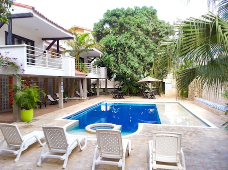 Una piscina al aire libre. Santorini Villas Santa Marta