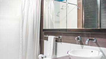 Familievilla | Badeværelse | Badekar, Sæbe, Shampoo, Toiletpapir