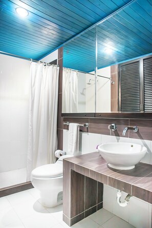 Familie villa | Badkamer | Een bad, zeep, shampoo, toiletpapier