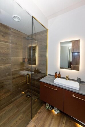Studio Suite, Balcony, Sea View | Bathroom | Bathrobes, slippers - Tirohanga Nui (Oamaru)