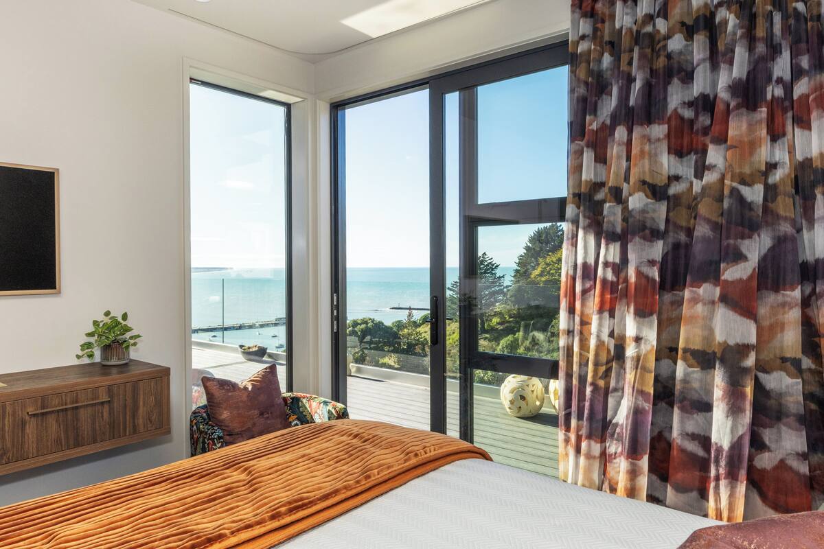 Suite estudio, balcón, vista al mar | Artículos del minibar gratis y caja de seguridad en la habitación