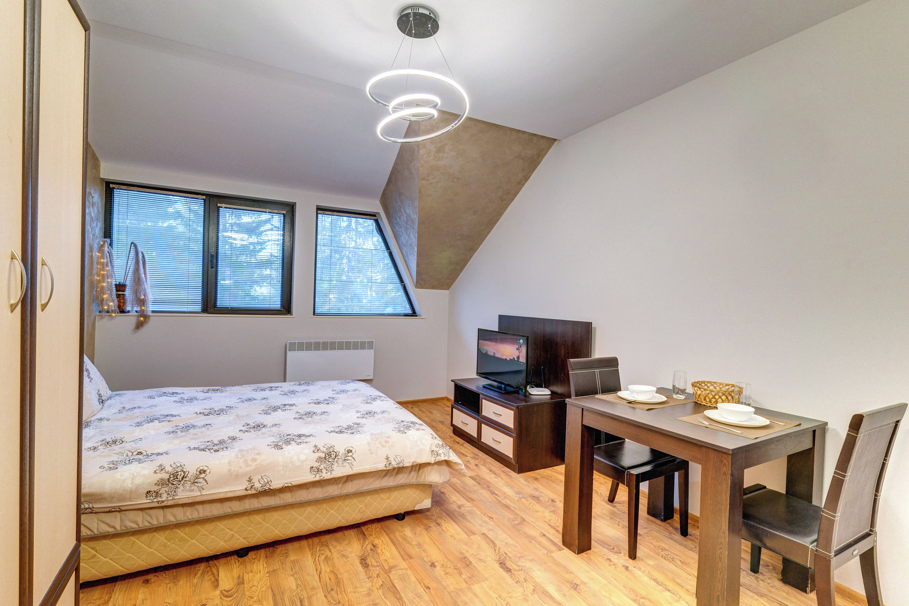 Een strijkplank/strijkijzer, wifi, beddengoed