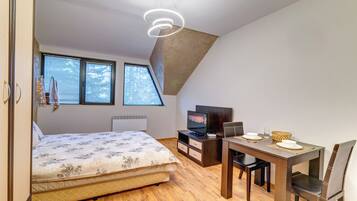 Een strijkplank/strijkijzer, wifi, beddengoed