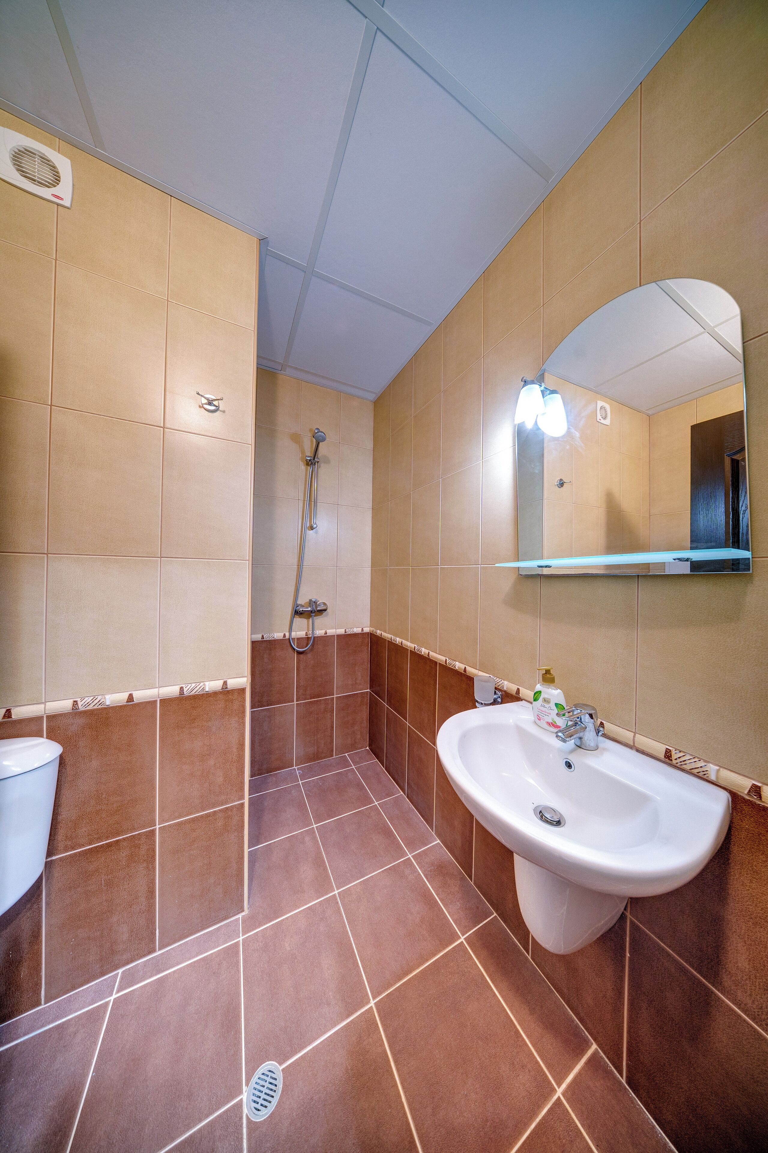 Een douche, een haardroger, handdoeken, zeep