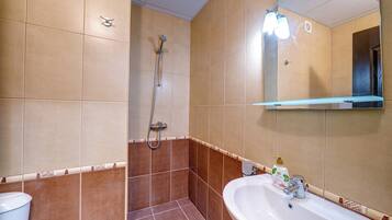 Een douche, een haardroger, handdoeken, zeep