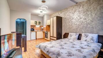 Een strijkplank/strijkijzer, wifi, beddengoed