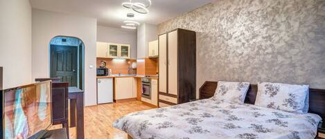 Iron/ironing board, WiFi, bed sheets