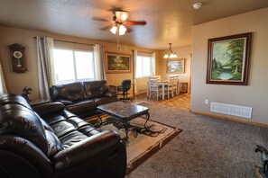 Smart TV, fireplace, table tennis