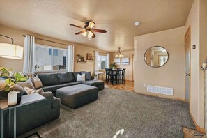 Smart TV, fireplace, ping pong - Northern Lights Retreat | Quiet & Convenient (Box Elder)