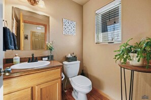 Shower, towels - Northern Lights Retreat | Quiet & Convenient (Box Elder)