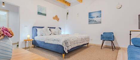 Iron/ironing board, WiFi, bed sheets