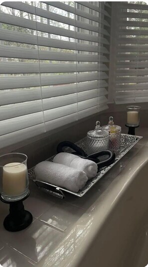 Towels, soap, toilet paper - Spacious 5-bedroom house in gorgeous Lawrenceville with AC (Lawrenceville)