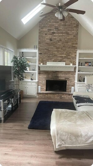 Living area - Spacious 5-bedroom house in gorgeous Lawrenceville with AC (Lawrenceville)