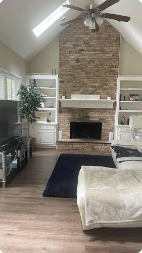 Spacious 5-bedroom house in gorgeous Lawrenceville with AC